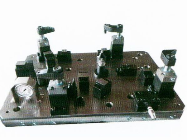 齒(chi)輪室罩(zhao)蓋(gai)液壓(ya)裌具(ju)
